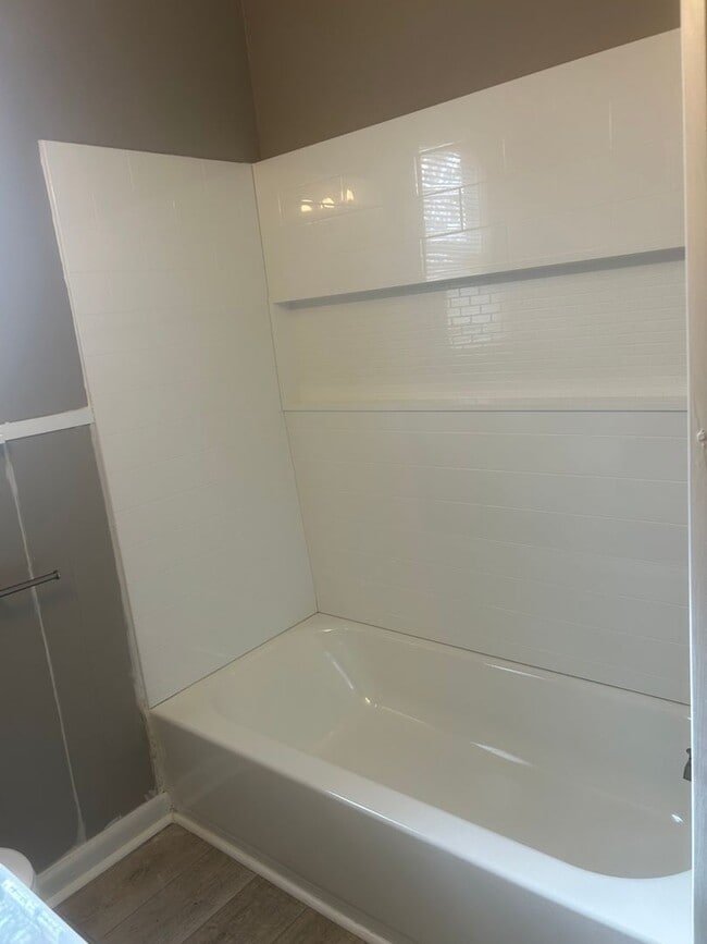 Building Photo - 405 Lindenhurst Dr