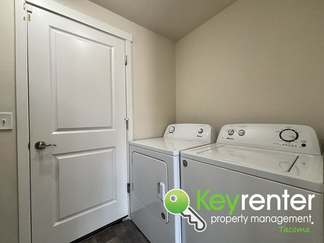 Building Photo - Spacious 3-Bedroom Home in Quiet Lakewood ...