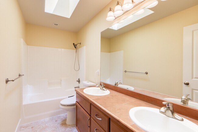 Building Photo - Beautiful 5 Bedroom 3 Bath Redmond Home!