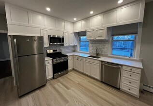 Building Photo - 158 Holland St