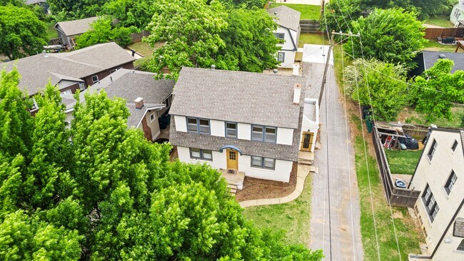 Building Photo - 318 NW 27th St