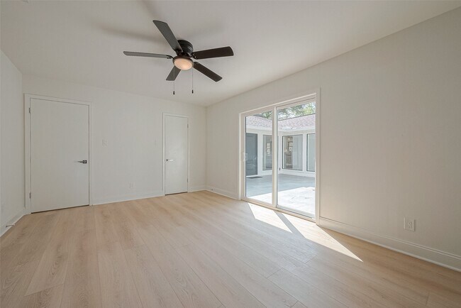 Building Photo - 10027 Lynbrook Dr