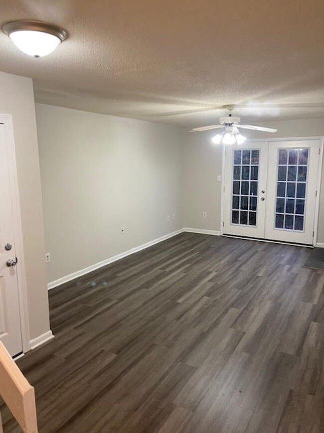 Building Photo - 3 Bedroom, 2.5 Bathroom Condo in the Walde...