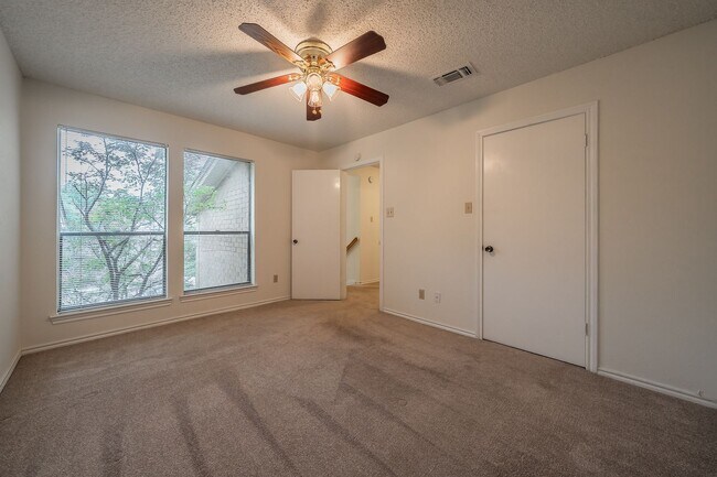 Building Photo - Amazing Townhome