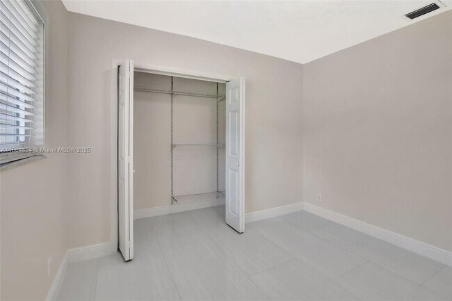 Building Photo - 100 N Hibiscus Ct