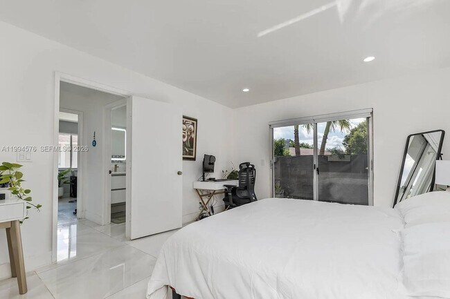 Building Photo - 518 Woodgate Cir