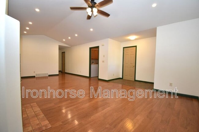 Building Photo - 502 Sanders Ave