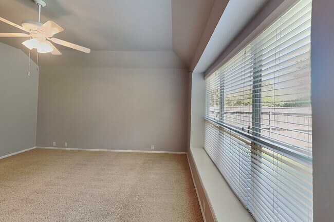 Building Photo - 15832 Coyote Hill Dr