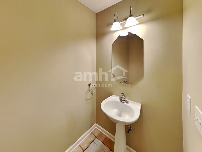 Building Photo - 2418 Taylor Close