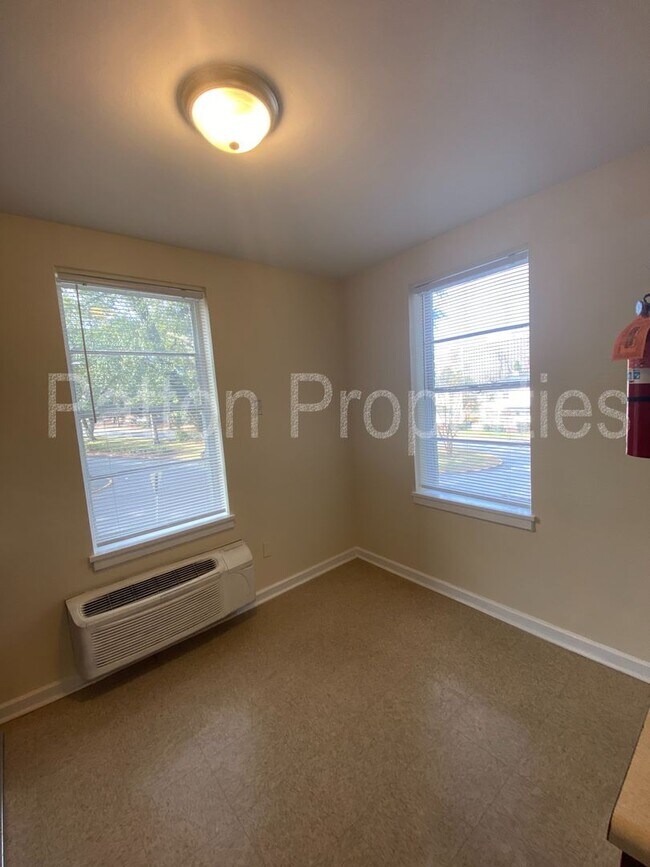 Building Photo - Five Points/ Wales Garden Condo