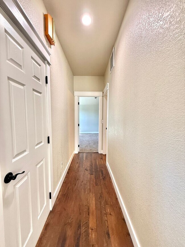 Building Photo - 901 Manzanita Dr