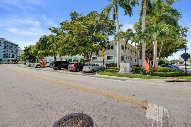 Building Photo - 9270 E Bay Harbor Dr
