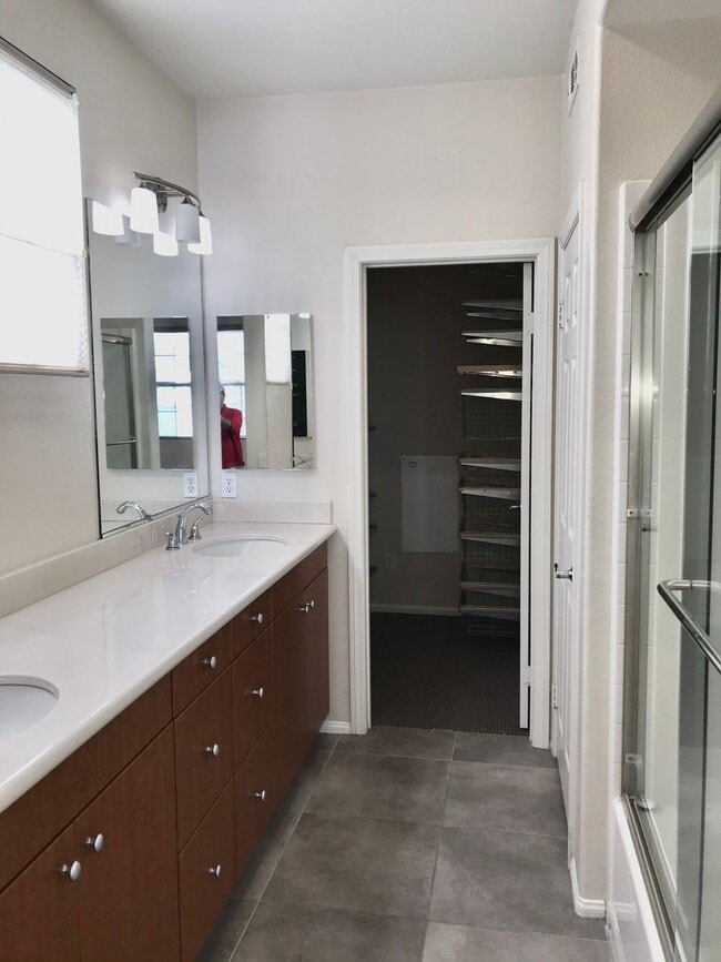 Building Photo - Located in the very popular northwest area...