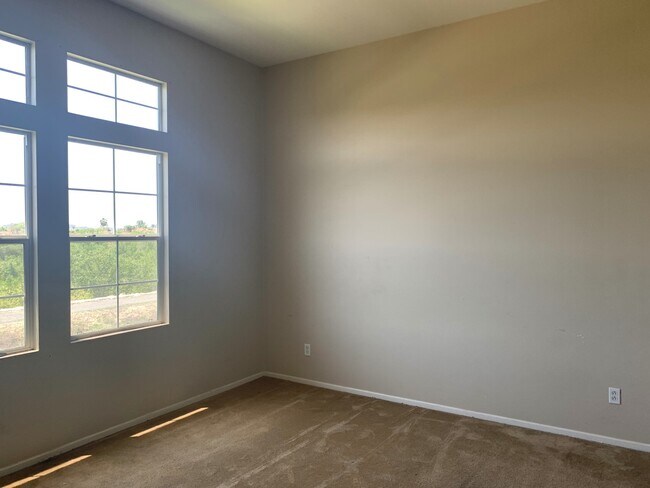 Building Photo - 4BR/2.5BA Townhouse with a view