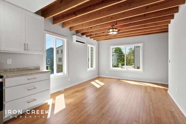 Building Photo - Beautiful Two-Bedroom Compact Cottage in S...