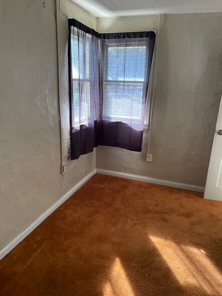 Building Photo - 270 E Gandy Ave