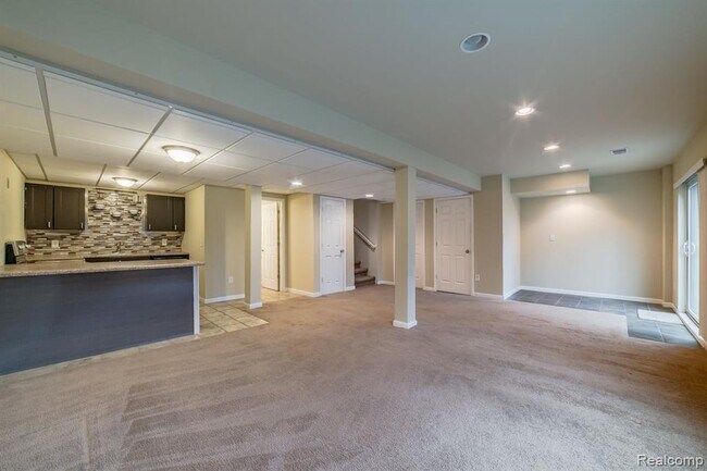 Building Photo - 324 Stratford Ln