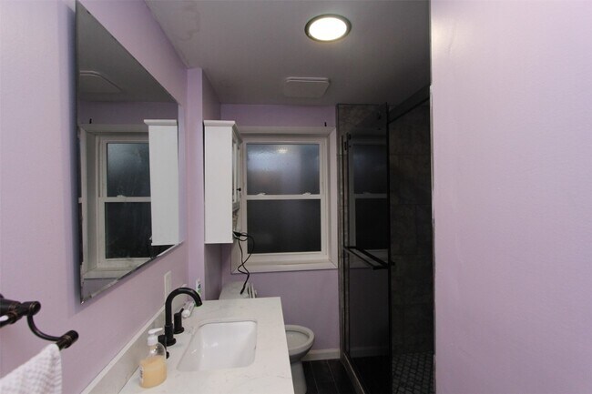 Building Photo - 701 Delano Ave