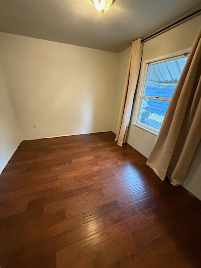 Building Photo - Great downtown location!