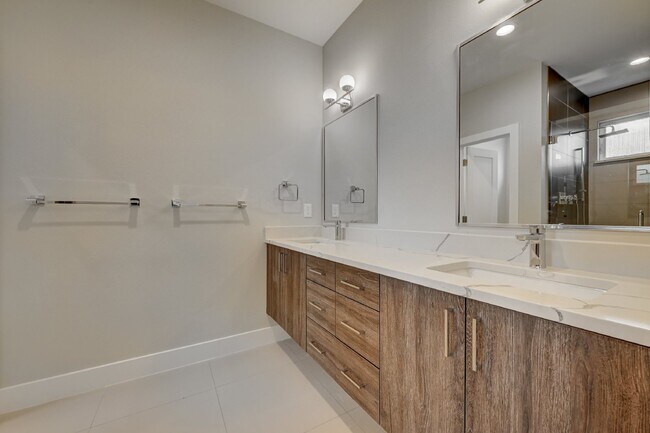 Building Photo - $3,900 - 4 Bed, 3.5 Bath Updated Townhome ...