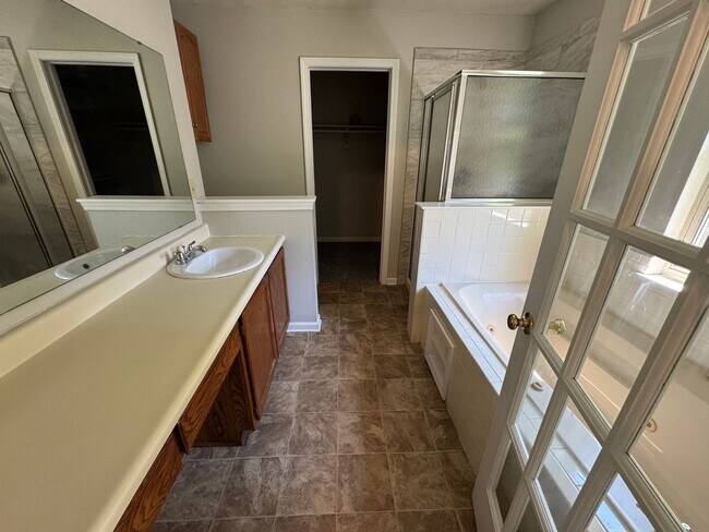 Building Photo - Eagle Creek 3 Bed 2.5 Bath