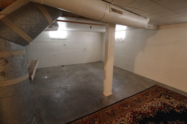 Building Photo - 924 E 39th Ave