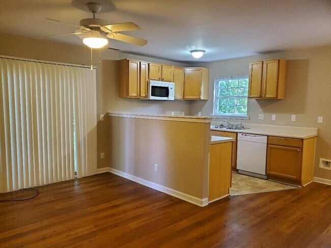 Building Photo - SPACIOUS 3 BEDROOM TOWNHOUSE FOR RENT IN GREENVILLE!