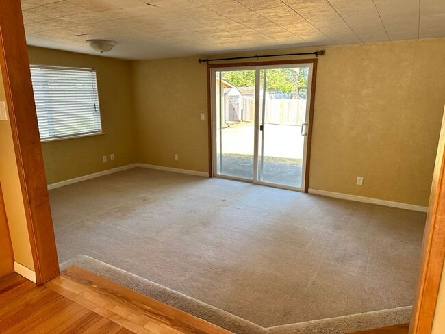 Building Photo - 4Bd/2Ba Bellevue Home