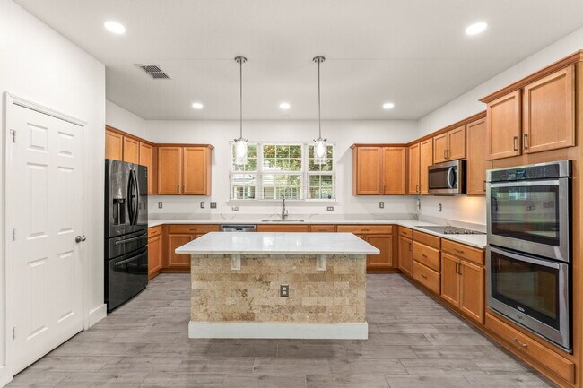 Building Photo - Spacious 3-Bed, 2.5 Bath End Unit Townhome...