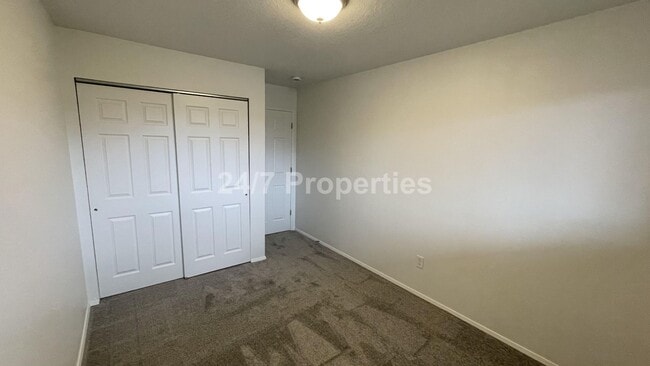 Building Photo - SE Portland - 2BD I 1BA - Top Floor w/ Balcony!