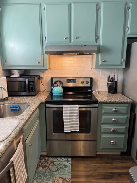 Cozy kitchen with new appliances - 59 Meadowbrook Ave