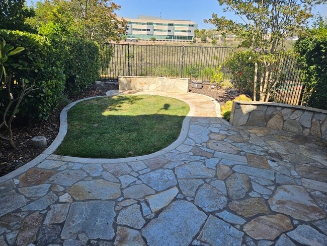 Building Photo - 3 Bedroom - 2.5 Bathroom Townhome in Scrip...