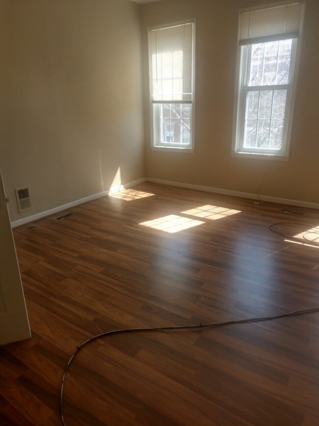 Master Bedroom - 402 E Lorraine Ave