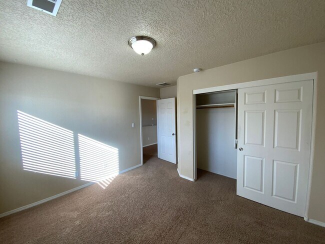 Building Photo - 3 Bedroom Home Available Near Unser Blvd NW & Rainbow Blvd NW!