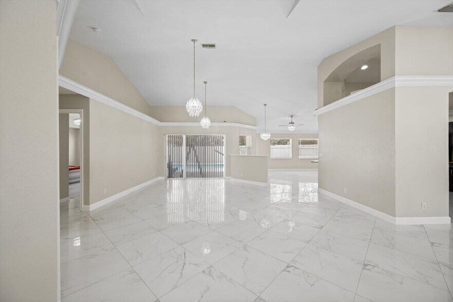 Building Photo - 5450 NW South Crisona Ct