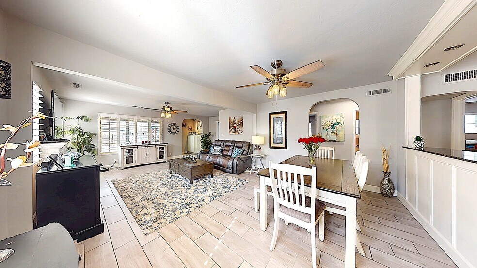 Building Photo - 204 N Santa Ana Ave