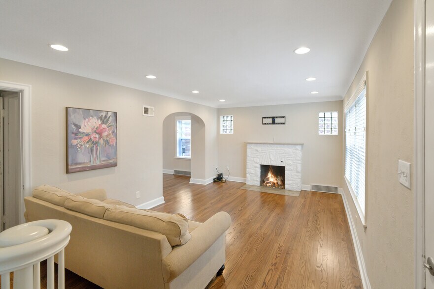 Building Photo - 8729 Bridgeport Ave