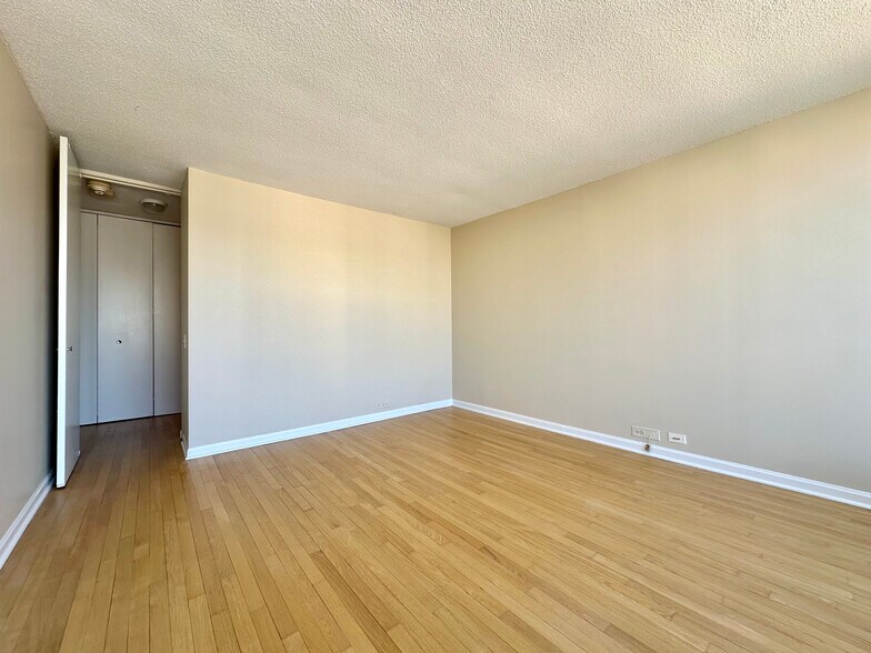 Building Photo - 405 N Wabash Ave