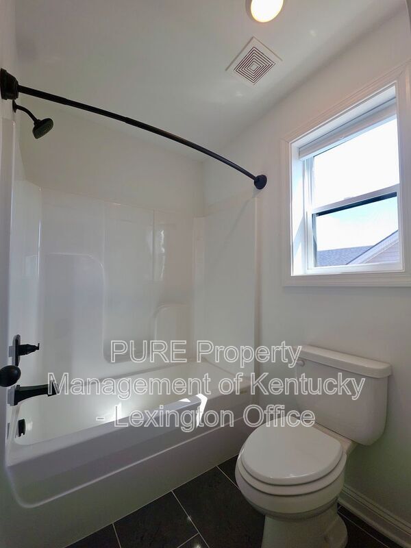 Building Photo - 728 Shaker Dr