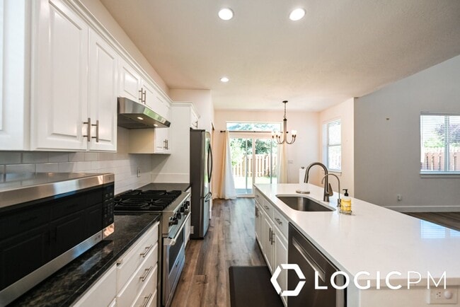 Building Photo - 1034 Lincoln Ln