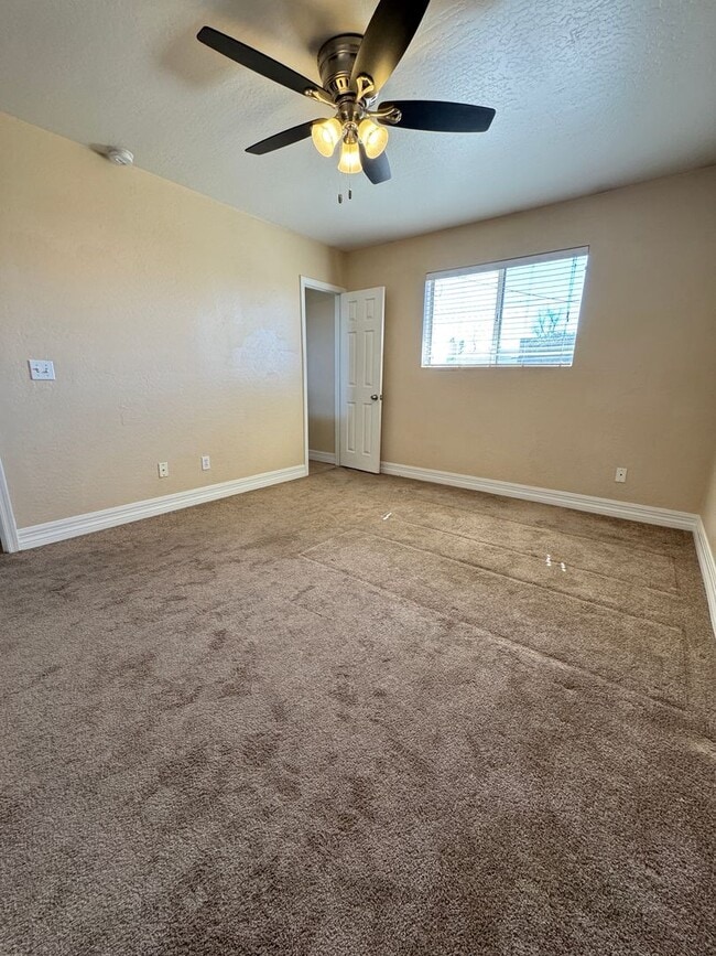 Building Photo - Spacious 4bdm 2Ba Tempe Home with New Kitchen and a Pool!