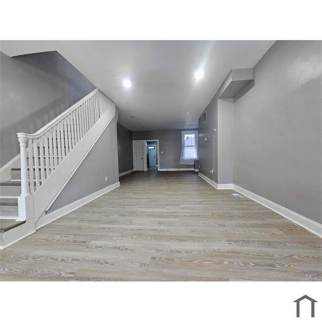 Building Photo - 3 Bedroom 2 Bathrooms