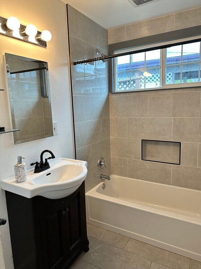 Building Photo - 2 Bedroom/ 1 Bath House in Eureka, Single car Garage with Washer & Dryer included!!