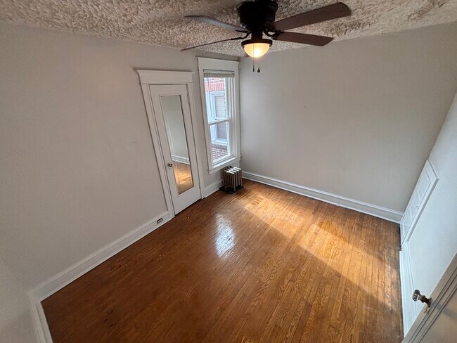 Middle bedroom - 5650 Woodcrest Ave