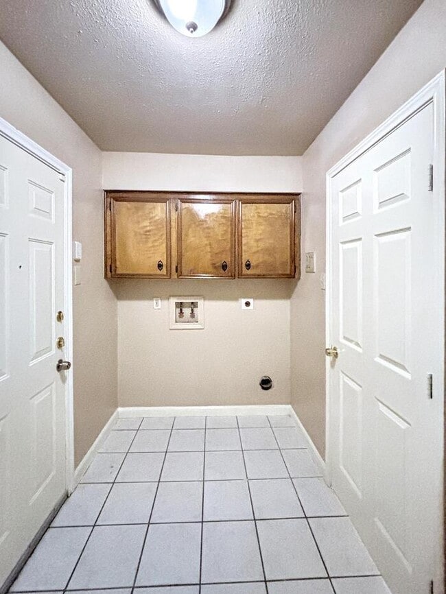 Building Photo - 3-Bedroom, 2-Bathroom Home in Convenient L...
