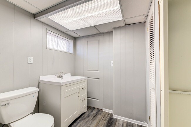 Building Photo - 3633 Shores Dr