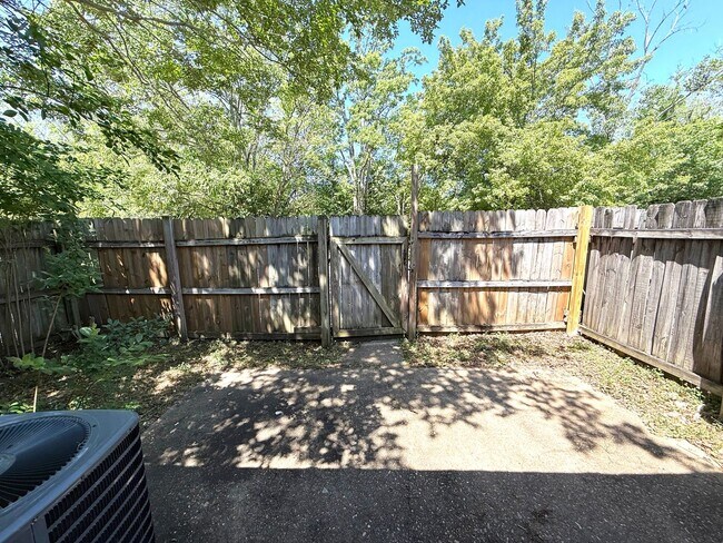 Building Photo - ** 2 bed 2 bath located off Vaughn road ** Call 334-366-9198 to schedule a self showing
