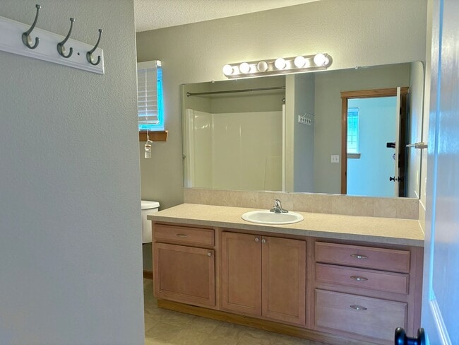 Building Photo - Montavilla 3 bed, 2 1/2 bath house