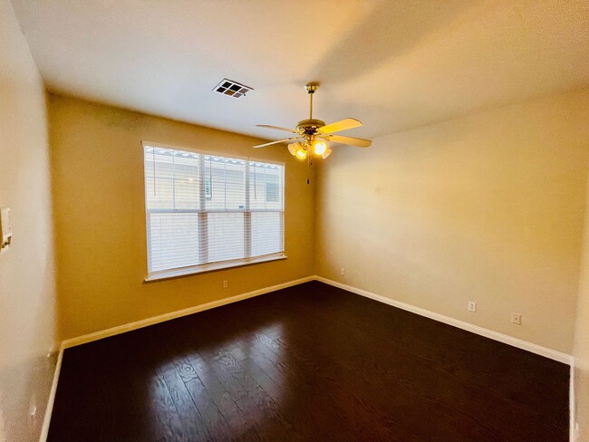 Building Photo - COMING SOON: Hardwood floors, freshly pain...