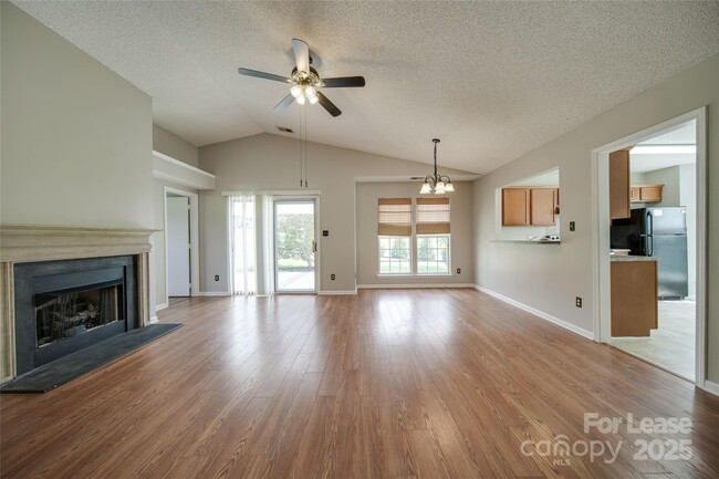 Building Photo - 120 Lantana Dr